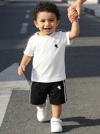 SHEIN 男婴新款休闲简约Y2K运动风套装，马匹标志，街头时尚，柔软舒适，圆领短袖T恤和短裤两件套，适合春夏穿着，是街拍的理想之选