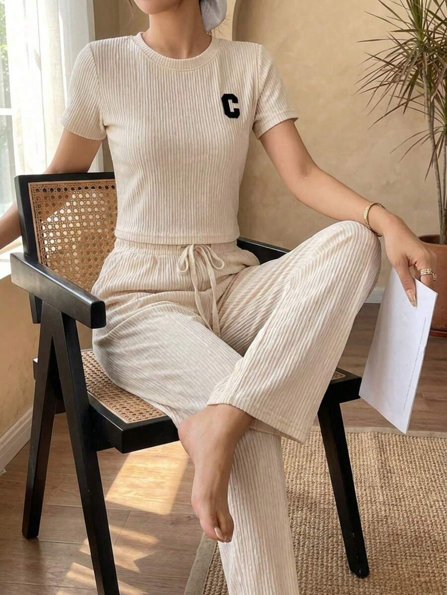 Conjunto casual de dos piezas acanalado: camiseta manga corta y pantalón amplio con cordón, Conjunto loungewear acanalado negro: camiseta relaxed fit y pantalón wide leg, Set cómodo acanalado 2 piezas: top básico + pantalón holgado con cintura ajustable - Beis - Ver 1