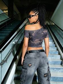 SHEIN LUNE 新款春夏性感修身不对称肩部迷彩字母印花露脐街头风休闲女式T恤 - 軍綠色 - 查看 2