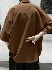 Manfinity Hypemode Manfinity Homme 男士短袖鈕扣襯衫，寬鬆版型黑色領口上衣，適合夏季、街頭風城市度假與正式場合 - 咖啡棕 - 查看 2