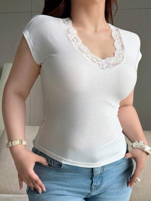 Dazy Plus 大码女式V领蕾丝拼接修身短袖休闲T恤，性感优雅，春夏款