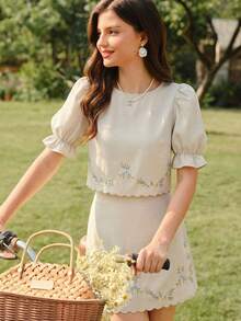 Vintamour Bộ đồ nữ cổ điển thanh lịch 2 mảnh gồm áo tay cánh hoa thêu hoa và chân váy ngắn, thích hợp mặc đi làm, đi nghỉ mát, mùa hè, quần áo mùa hè, trang phục mùa hè cho nữ, trang phục mùa xuân, váy mùa xuân cho nữ, trang phục lễ hội cho nữ, váy lễ hội, váy thanh lịch cho nữ, váy cho kỳ nghỉ, trang phục đồng quê cho nữ, bộ đồ thường ngày cho nữ, trang phục mùa hè, váy hoa cho nữ. - Màu be - Xem 4