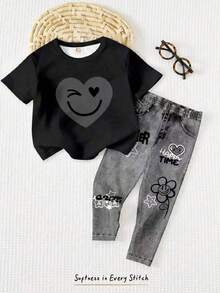 SHEIN 黑灰色街头风牛仔效果笑脸手绘图案印花，少女休闲简约柔软舒适宽松圆领短袖T恤和打底裤套装，适合日常穿着、街头风、外出、居家、度假、返校、春夏穿搭，轻松舒适，春夏套装，时尚少女，休闲装，女童卡通手绘图案服装，春夏时尚，POV - 彩色 - 查看 7