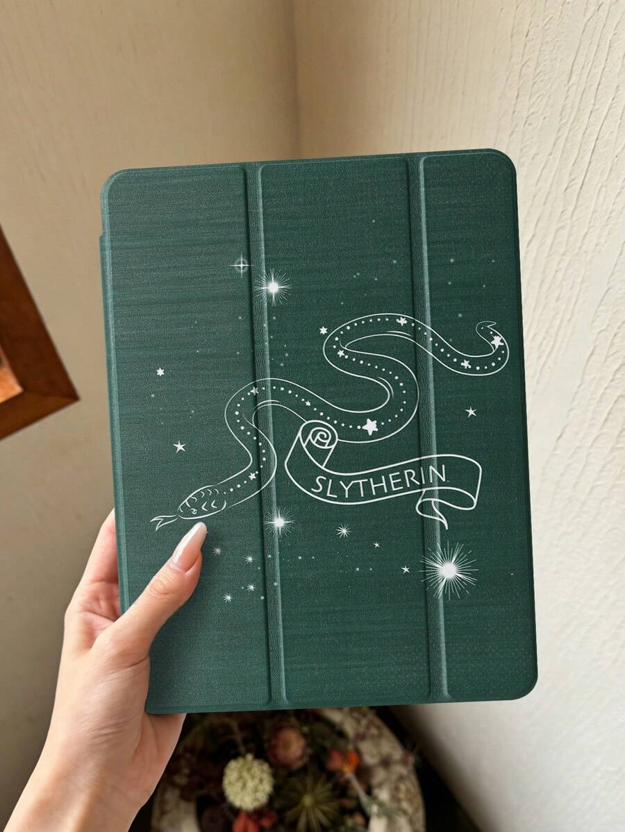 HARRY POTTER X SHEIN 这款透明亚克力三折双面印刷蛇纹图案保护套,兼容 iPad Mini 6/ Mini 7/Air/Air 2/9.7/10.5/10.2/Air 4/Air 5/10.9/Pro 11/10/2024 Air 11 (M2)/Pro 11 (M4) 2024/Air 11 英寸 (M3) 2025/iPad (A16) 11 英寸第 11 代 2025 款。高透明度保护套,产品不含触控笔。部分型号的保护套框架内设有触控笔插槽。 - 彩色 - 查看 1