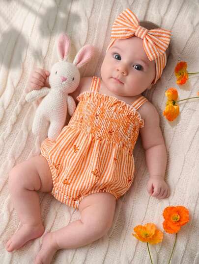 SHEIN Bộ áo liền quần mùa hè cho bé gái, kẻ sọc cam trắng, có nơ và viền bèo nhún, kiểu dáng rộng rãi, thích hợp cho các hoạt động thường ngày, du lịch, họp mặt gia đình, nghỉ mát biển và chụp ảnh.