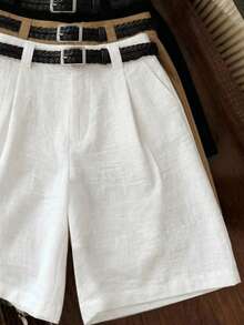 Franclia Short taille haute à jambes larges en tissu texturé beige, avec design taille haute, fermeture à bouton unique et silhouette ample pour un style minimaliste et rafraîchissant, adapté aux sorties quotidiennes et aux déplacements légers en été. Points forts du produit : short taille haute pour femmes, pantalon texturé à jambes larges, pièce minimaliste et rafraîchissante, bas polyvalent pour le quotidien, tenue confortable pour les déplacements. - Blanc - Voir 4