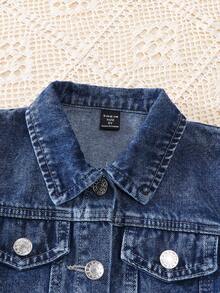 SHEIN Bộ đồ hè 2 mảnh Denimly dành cho bé gái. Phong cách nghỉ dưỡng ngọt ngào và dễ thương, kết hợp với vẻ ngoài năng động, thoải mái. Màu xanh nhạt. Thiết kế tay phồng đáng yêu và tinh nghịch. Điểm nhấn là chiếc nơ 3D màu hồng ở cổ tay, tạo nên vẻ tươi tắn và ngọt ngào. Áo tay ngắn cổ bẻ nhỏ. Kết hợp với chân váy denim, chiếc nơ 3D lớn phía trước rất bắt mắt. Thiết kế xẻ tà, eo chun co giãn tạo sự thoải mái và tôn dáng. Thích hợp cho các buổi đi chơi, hẹn hò, nghỉ mát biển, tụ tập bạn bè, đi học. Tạo nên vẻ ngoài ngọt ngào mùa hè. - Rửa tối - Xem 4