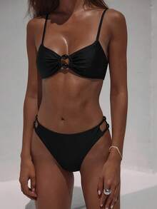 Costavie Swim Chiccia 新款两件套优雅休闲巧克力棕色比基尼套装，采用奢华亮泽的棕色面料，复古波西米亚风 Y2K 辣妹风泳装，三角褶皱胸罩式泳衣上装饰有绿色玉珠 O 形环，高腰性感比基尼泳裤侧边点缀绿色玉珠，可调节细肩带，是夏季海滩度假、音乐节、春假旅行、海岛度假的理想之选。 - 黑色 - 查看 1
