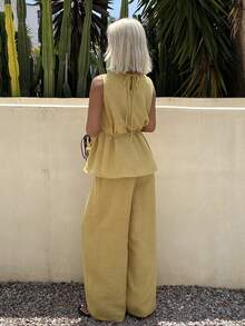 Livesso Bộ đồ nữ gồm áo không tay xếp nếp thắt eo và quần jean dáng rộng. - Màu vàng - Xem 2