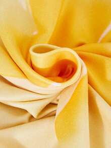 SHEIN Sparklyn 这款少女套装是打造迷人氛围的必备单品！亮黄色到橙色的渐变配色自然吸睛，单肩设计展现一丝性感，修身剪裁凸显曼妙曲线，大朵花卉印花更添精致，弹力面料舒适无束缚。无论是约会还是派对，穿上这套服装，你都能轻松展现光彩照人的优雅气质。 - 黃色 - 查看 8