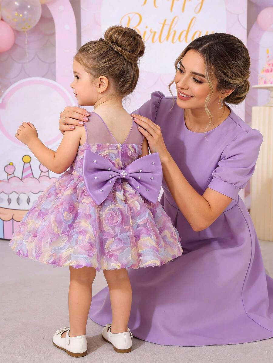 SHEIN Glamorique Kids 这款紫色3D立体花朵连衣裙专为女婴设计，采用彩色刺绣、薄纱和缎面面料，泡泡短袖，后背饰有大蝴蝶结，并点缀着串珠，呈现玫瑰图案。适合作为女婴婚礼花童礼服、表演服、晚宴礼服、生日礼服、婚礼宾客礼服、日常度假礼服以及复活节公主裙。其他款式包括：薰衣草色女婴礼服、公主裙、花瓣裙、紫色女婴礼服、公主裙等。