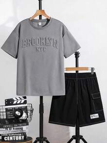 SHEIN 青少年男孩 2件組 3D字母壓紋圖案T恤配對比色飾邊工裝褲，黑色夏季街頭風畢業返校運動套裝 - 彩色 - 查看 3