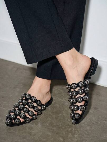 秋冬女士时尚镂空金属铆钉装饰黑色亮面鳄鱼纹 PU 材质舒适圆头一脚蹬平底穆勒鞋