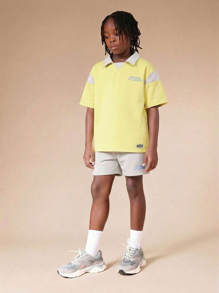 Set coordinato da ragazzo pre-adolescente con polo a blocchi di colore, maniche corte e pantaloncini abbinati, outfit estivo casual giallo e grigio