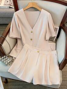 GlowEve CURVE 两件套加大码女式纯色V领短袖撞色金属纽扣开衫衬衫和宽松短裤套装，适合夏季休闲和通勤穿着。 - 杏色 - 查看 4