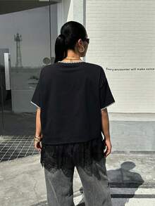 SHEIN Muchic 大码女式夏季休闲度假黑色撞色缝线蕾丝下摆宽松T恤 - 彩色 - 查看 2