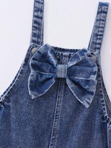 SHEIN Genkimix Kids 女童休闲清新甜美牛仔背带裤，胸前饰有大蝴蝶结，裤腿饰有粉色蝴蝶结，宽松阔腿版型，适合所有季节，可搭配T恤或休闲上衣，适合日常、上学或周末外出穿着。 - 中等水洗藍 - 查看 6