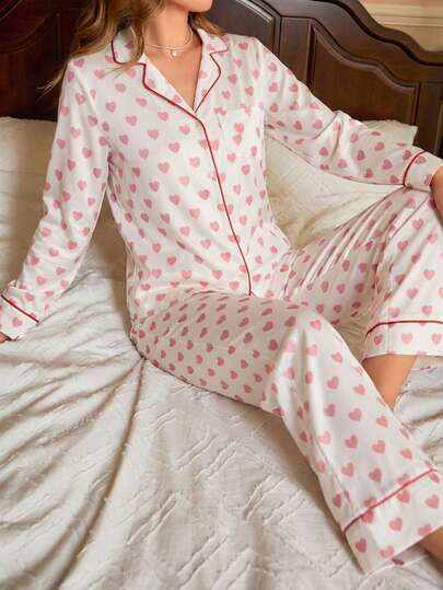 Conjunto de pijama con estampado de corazones y ribete de contraste