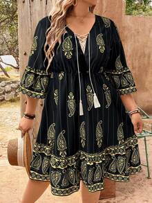 SHEIN Clasi Đầm ngắn cỡ lớn Hera Paisley họa tiết hoa điều, cổ chữ V, dây buộc, tua rua. - màu đen - Xem 3