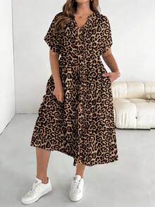 SHEIN Essnce Vestido casual de fiesta con cuello en V y estampado de leopardo para mujer de talla grande - Multicolor - Ver 5