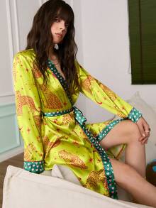 Chillnights 年轻活力趣味豹纹、星星、月亮、太阳极简风格碰撞爱心印花缎面中长款女士睡袍 - 彩色 - 查看 5