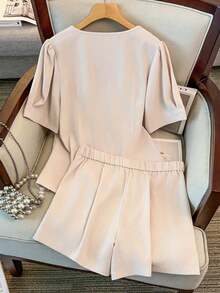 GlowEve CURVE 两件套加大码女式纯色V领短袖撞色金属纽扣开衫衬衫和宽松短裤套装，适合夏季休闲和通勤穿着。 - 杏色 - 查看 2