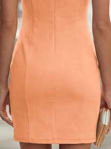 EMERY ROSE Vestido mini ajustado con cuello en V sin mangas y hebilla metálica en la cintura para mujeres - Naranja Coral - Ver 5