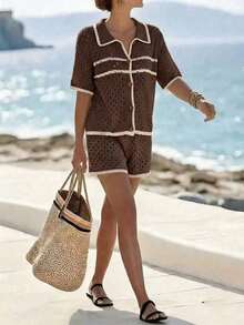 SHEIN Holidaya Set nou de 2 piese pentru femei, pentru vacanță la plajă, culoare caisă, cu textură goală, guler contrastant, relaxat, tiv retro, casual, moale, confortabil, design de înaltă calitate, cardigan cu guler polo de zi cu zi și pantaloni scurți cu șnur. - cafea maro - Vizualizare 4