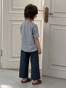 DAZY Bộ đồ ngủ bé trai gồm áo thun cổ tròn tay ngắn in hình gấu hoạt hình và quần kẻ caro. - Xám - Xem 2