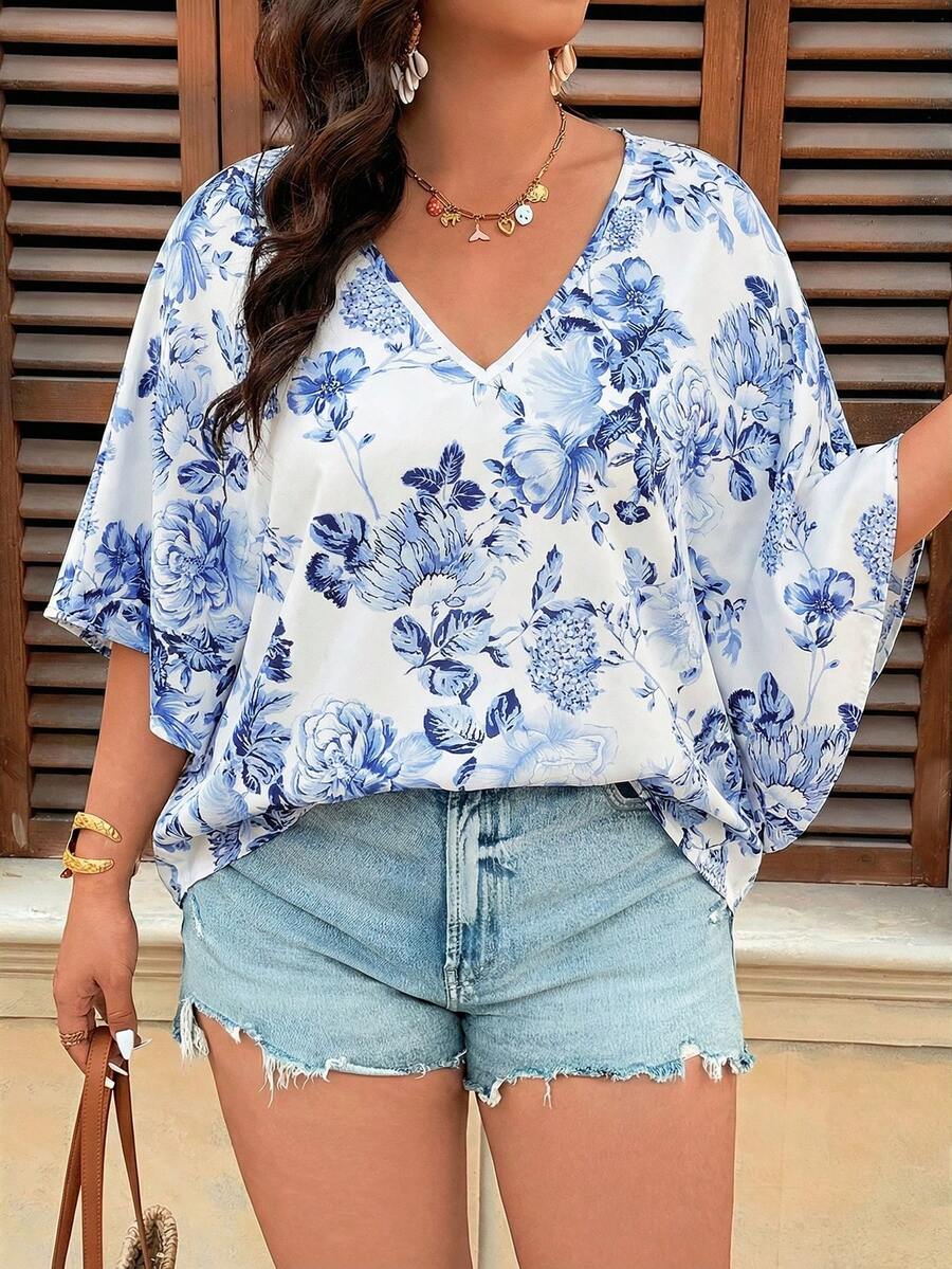 SHEIN VCAY Blusa holgada con cuello en V, estampado floral tropical y mangas con volantes, para vacaciones y verano, tallas grandes - Azul y blanco - Ver 1