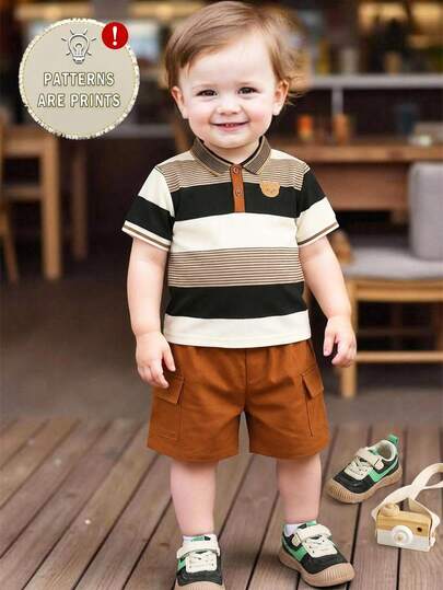 两件套男童休闲宽松舒适可爱毛绒熊刺绣条纹图案POLO衫和短裤套装，休闲、学院风、舒适、时尚、简约、实用、百搭，面料柔软，适合日常穿着、旅行、户外活动、节日和派对。