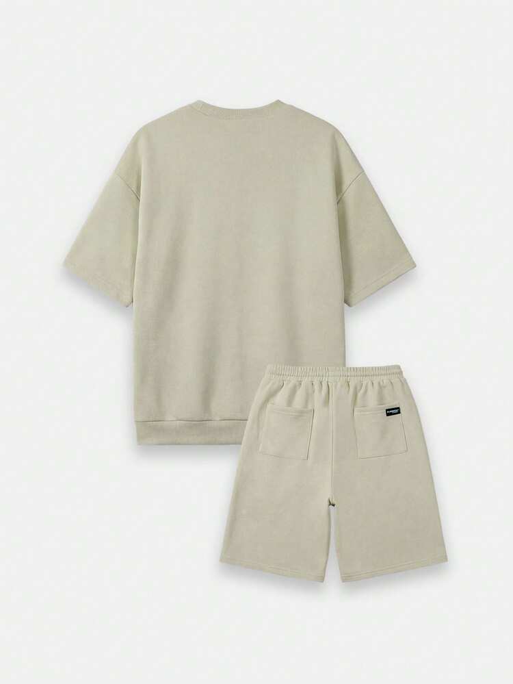 Set coordinato per ragazzi pre-adolescenti composto da felpa a maniche corte beige e pantaloncini con stampa del logo arancione, vestibilità morbida, abbigliamento casual estivo