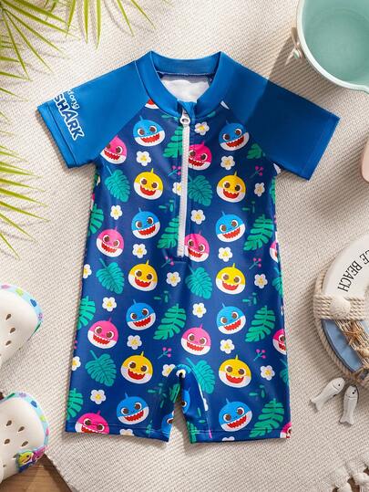 BABY SHARK X SHEIN Bộ áo tắm tay ngắn raglan in hình cá mập hoạt hình cho bé trai, kèm quần short.