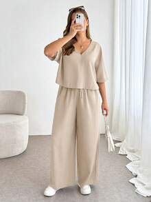 SHEIN Essnce 大码女装春夏时尚休闲宽松舒适日常基础款显瘦V领短袖露脐上衣和阔腿裤卡其色两件套，夏季服装，裤装套装，度假装 - 杏色 - 查看 4