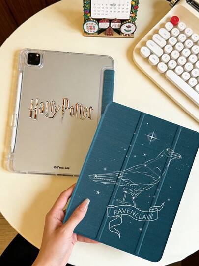 HARRY POTTER X SHEIN Ốp lưng acrylic trong suốt gấp ba, in hai mặt họa tiết chim đại bàng, tương thích với iPad Mini 6/ Mini 7/Air/Air 2/9.7/10.5/10.2/Air 4/Air 5/10.9/Pro 11/10/2024 Air 11 (M2)/Pro11 (M4) 2024/Air 11-Inch (M3) 2025/Pad (A16) 11-Inch thế hệ thứ 11 2025. Sản phẩm không bao gồm bút. Một số model được trang bị khe cắm bút tích hợp trong khung.