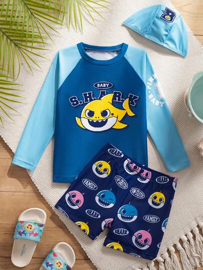 BABY SHARK X SHEIN Bộ đồ bơi 3 mảnh cho bé trai, gồm áo dài tay cổ tròn in chữ và hoạt hình, quần short và mũ, thích hợp cho kỳ nghỉ hè.