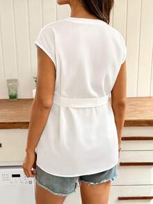 SHEIN Blusa de maternidad de unicolor con diseño plisado, manga corta, cintura con lazo. Blusa de maternidad para mujeres embarazadas. Blusa casual moderna blanca con cintura con lazo. Blusa plisada sin mangas para mujer. Blusa casual elegante para mujer. Blusa elegante para la iglesia y el trabajo casual para mujer. - Blanco - Ver 2