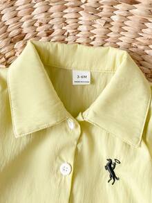 SHEIN Playful Pals Áo polo dài tay cổ bẻ cài nút, kiểu dáng đường phố cổ điển dành cho bé trai, màu đỏ trắng kẻ caro, thêu hình hiệp sĩ, thoải mái và thoáng khí, phù hợp cho mùa xuân và mùa thu, dự tiệc, mặc hàng ngày, đi học và du lịch. - Màu vàng - Xem 3