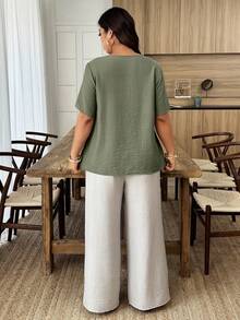 Weeklong Blusa holgada de manga corta con estampado floral, parches y volantes para mujer talla grande, ideal para vacaciones de primavera/verano - Verde militar - Ver 2
