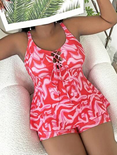 Slaydiva 2026 大码显瘦泳衣 | 红粉大理石纹印花，显瘦美白 | 圆领露背设计，肩带稳固 | 前交叉系带+镂空设计，性感可调节 | 裙式上衣，遮盖臀部和腹部，显瘦 | 内置短裤，防止走光 | 适合海滩/泳池/水疗中心度假穿着