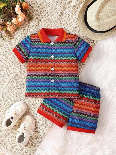 SHEIN Playful Pals Bộ đồ 2 món cho bé trai, áo thun ngắn tay dệt kim thoải mái, kiểu dáng thường ngày mùa xuân/hè mới, màu trơn, chất liệu jacquard, cổ áo cài nút, phối hợp thoải mái, phù hợp cho bé trai, áo rộng rãi thoải mái kết hợp với quần short, thiết kế eo chun, thích hợp cho các dịp xuân/hè như đi nghỉ mát, mặc hàng ngày.