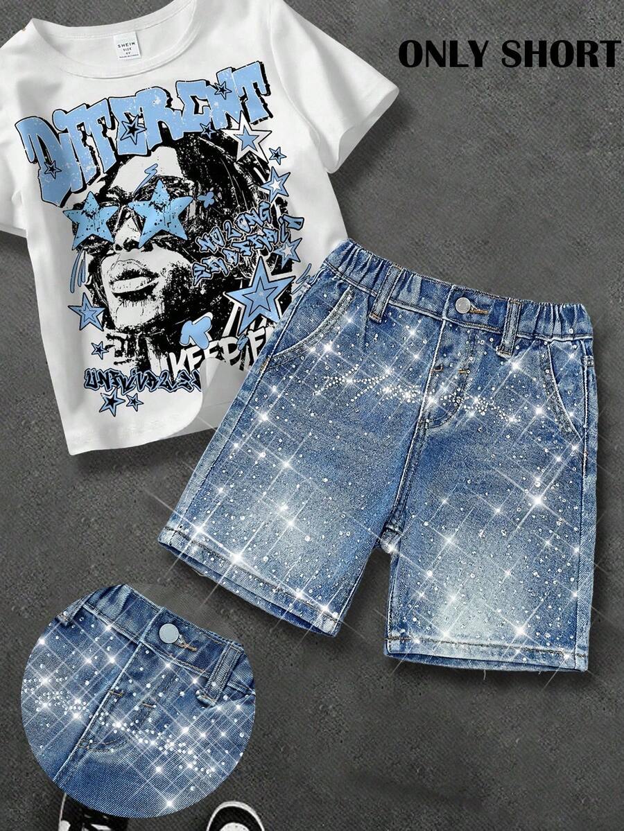 SHEIN 小男孩新款時尚Y2k都市街頭風破洞亮片字母水鑽裝飾寬鬆版型藍色牛仔短褲 春夏款，兒童男孩春/夏日常穿搭，男孩街頭風，男孩海邊度假，男孩夏季波希米亞風，男孩休閒風，男孩圖案牛仔褲，4歲男孩短褲，夏季短褲，休閒短褲，水鑽短褲