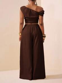 Veslaya Setelan 2 Potong Wanita Ukuran Plus Warna Cokelat, Musim Panas, Elegan, Liburan, Atasan Crop dengan Desain Bahu Asimetris dan Hem Berkerut serta Celana Panjang Lebar, Bahan Bertekstur - Coklat - View 2