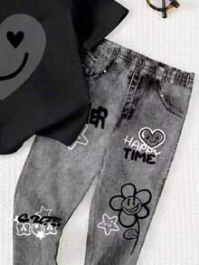 SHEIN 黑灰色街头风牛仔效果笑脸手绘图案印花，少女休闲简约柔软舒适宽松圆领短袖T恤和打底裤套装，适合日常穿着、街头风、外出、居家、度假、返校、春夏穿搭，轻松舒适，春夏套装，时尚少女，休闲装，女童卡通手绘图案服装，春夏时尚，POV - 彩色 - 查看 6