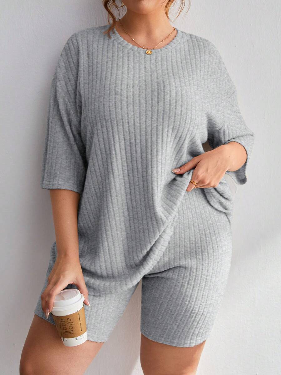 SHEIN Essnce 大码女式纯色圆领落肩T恤和短裤休闲两件套 - 淺灰色 - 查看 1