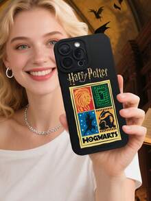 HARRY POTTER X SHEIN 1个哈利波特霍格沃茨四大学院徽章图案简约磨砂手机壳 | 天使眼设计，防滑握感 | 超薄耐用经典混搭风格 | 兼容iPhone 17/17 Pro/17 Air/17 Pro Max、16/16 Plus/16 Pro/16 Pro Max、15-11/X/XS Max 和 Galaxy S25/S25 Ultra/S24-S22 系列 - 黑色 - 查看 2
