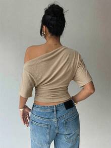Aloruh Áo kiểu dáng rộng rãi, lệch vai, thắt eo, áo thun cơ bản tối giản. - Màu Khaki - Xem 2