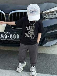 SHEIN Bubblio 两件套男童黑色短袖卡通熊印花圆领T恤搭配深灰色工装裤休闲套装，舒适时尚，百搭实用，适合日常穿着、外出、户外活动、度假和聚会，春夏皆宜。 - 黑色 - 查看 7