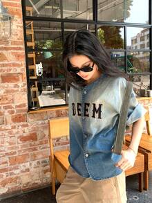 DAZY Áo sơ mi denim nữ in chữ, kiểu dáng trễ vai, cài một hàng khuy, phong cách thường ngày. - Màu xanh lam - Xem 9