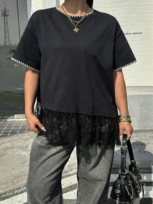 SHEIN Muchic 大码女式夏季休闲度假黑色撞色缝线蕾丝下摆宽松T恤 - 彩色 - 查看 3